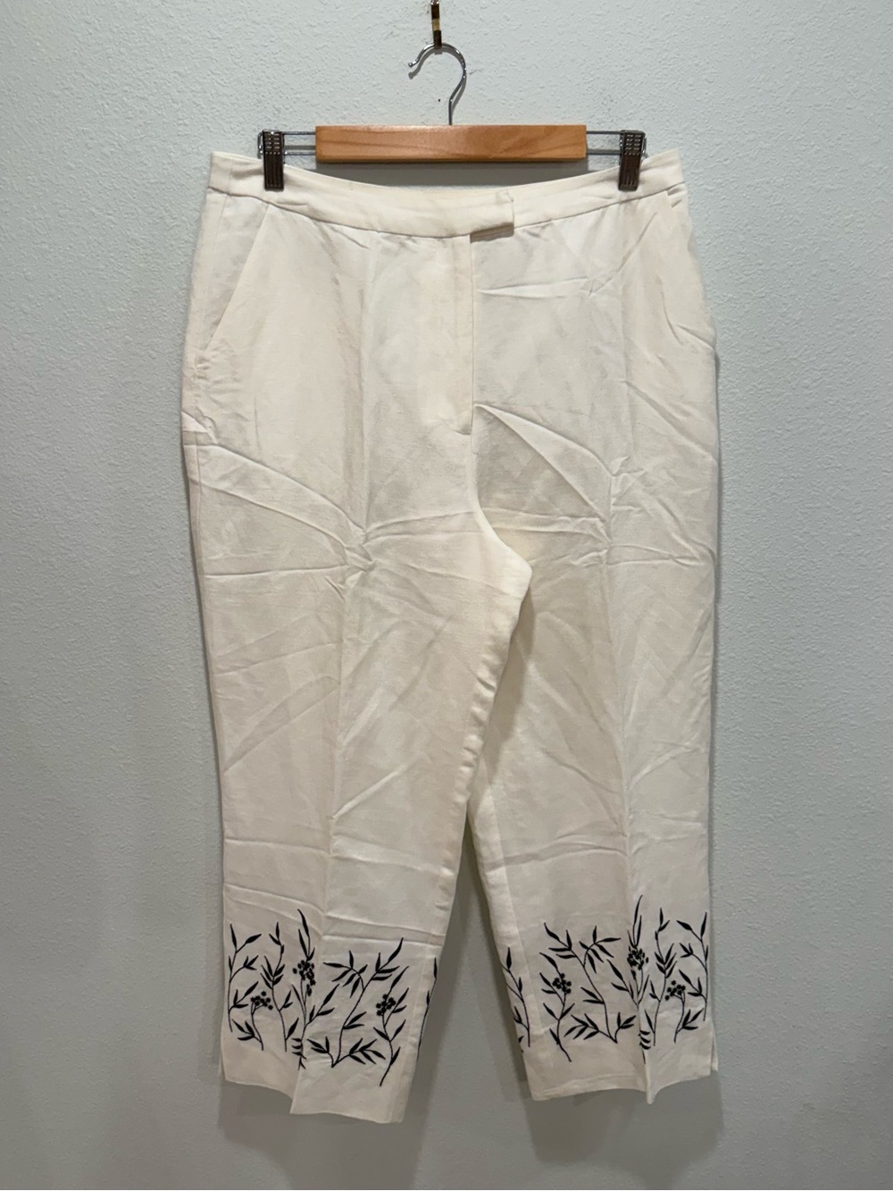Like New White Linen Blend Cropped Pants Size 12 Black Floral Embroidered Hem